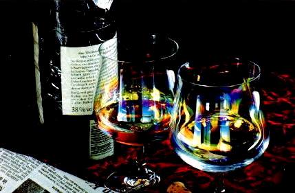 zwei Cognac-Gl�ser, eines mit Inhalt